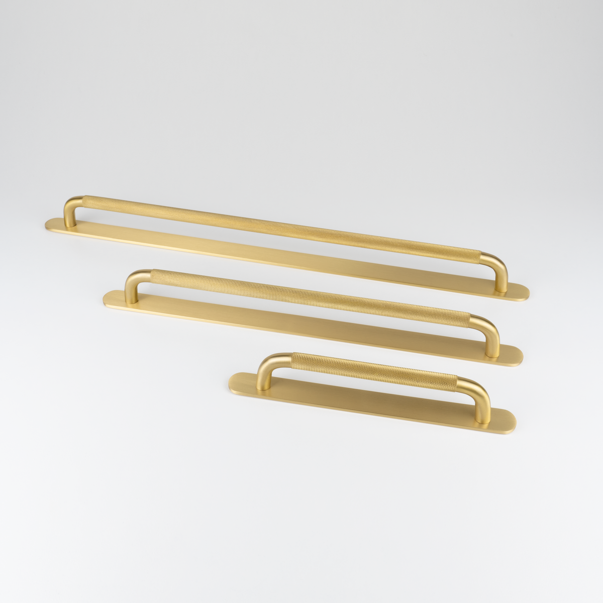 Ronde Knurled Pull with Backplate | Brushed Brass