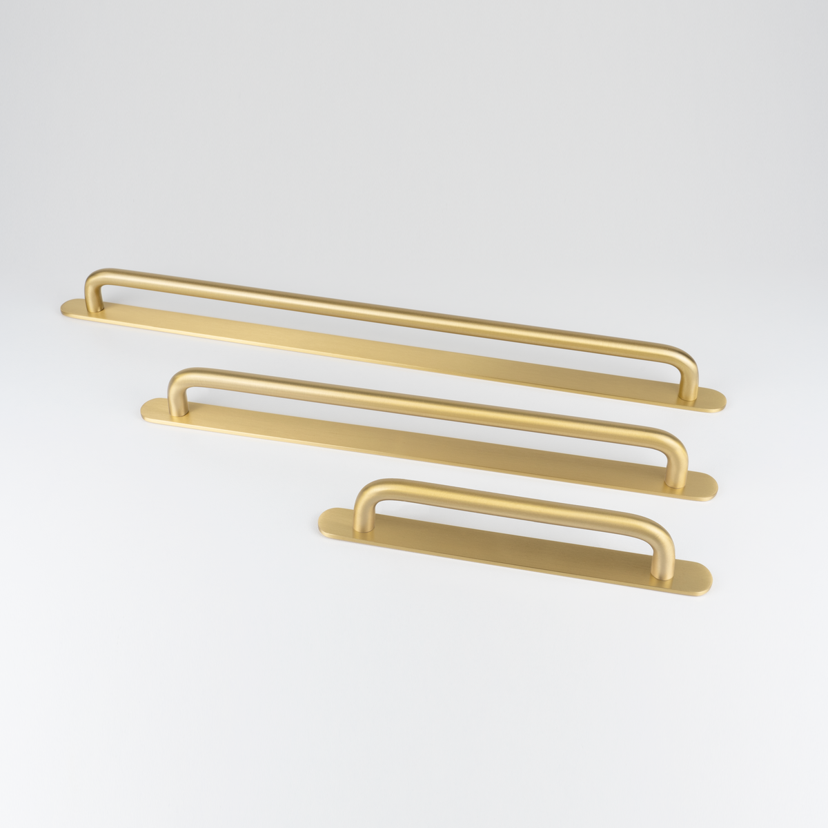 Ronde Smooth Pull with Backplate | Brushed Brass